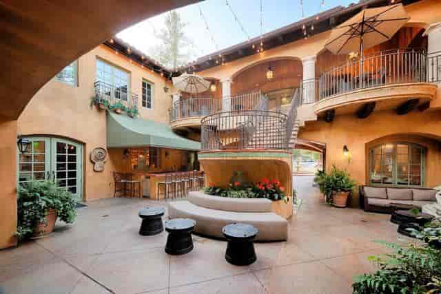 Charming outdoor courtyard at Dio Deka Restaurant, ideal for cocktail receptions and gatherings.