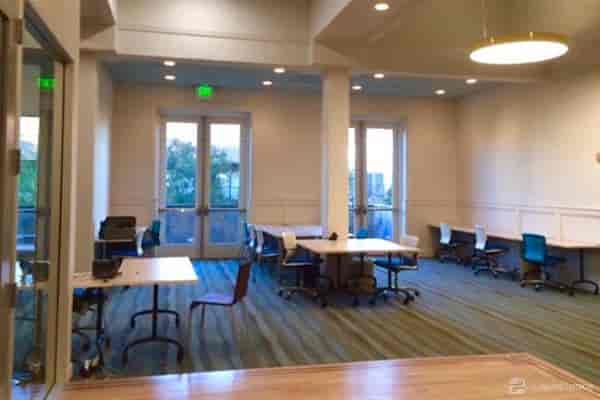 Versatile meeting space with natural light, ideal for workshops and gatherings.