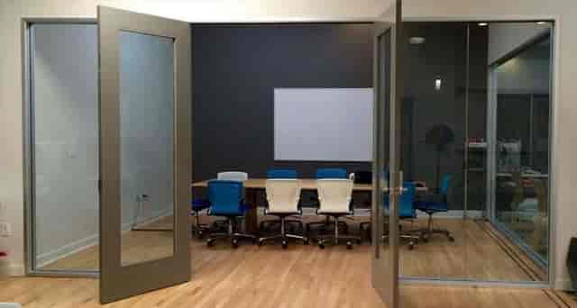 Modern meeting room with large table and ergonomic chairs for productive collaboration.