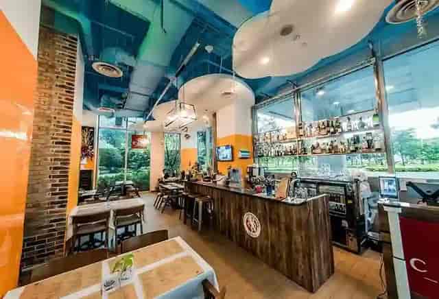 Modern restaurant interior with vibrant decor, ideal for networking events in Cali.