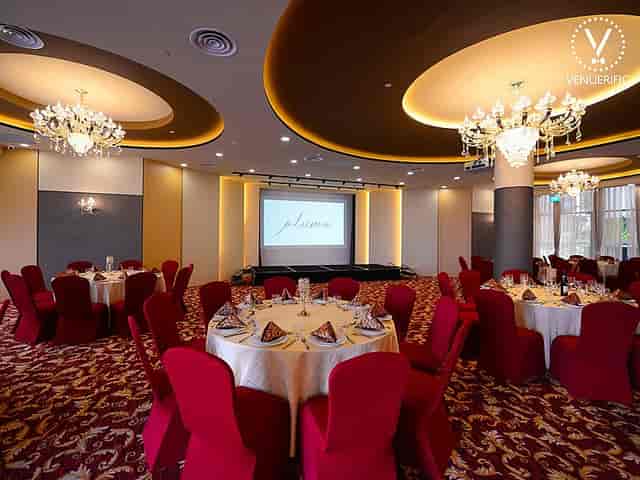Elegant ballroom in Plume SG with round tables, ideal for conferences and banquets.