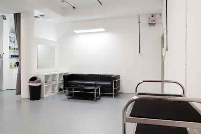 Minimalist meeting space with black couch, ideal for informal discussions and networking.