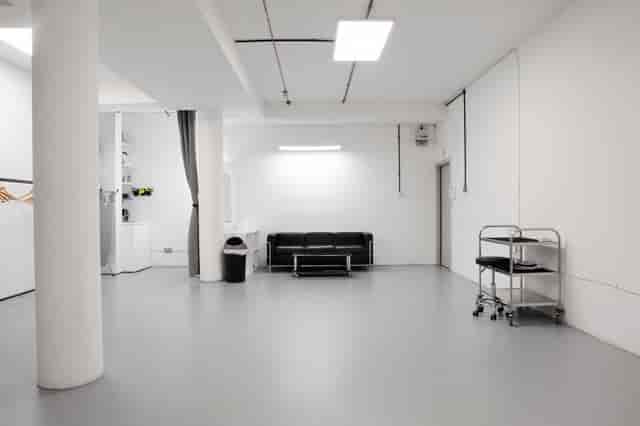 Deep Space 1: minimalist event space for meetings and workshops with flexible layout.