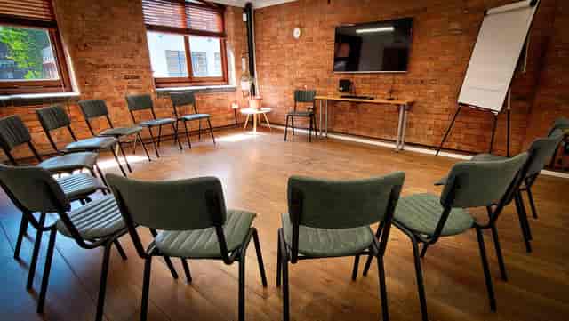 Purple Room in Remark! Events: circular chair layout for collaborative meetings and presentations.