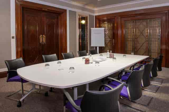 Norfolk Suite meeting room with elongated table, ideal for professional workshops.