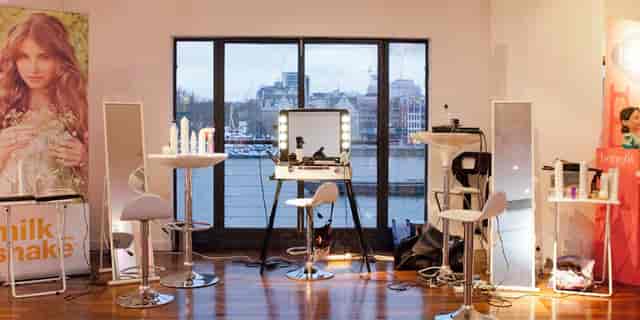 Stylish beauty station with illuminated mirrors for networking event in OXO2.