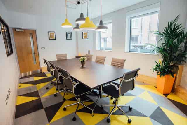 Modern meeting room with large table and ergonomic chairs for collaborative sessions.