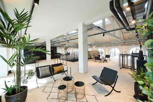 Modern event venue in Quartier Papier with natural light, perfect for corporate and social gatherings.