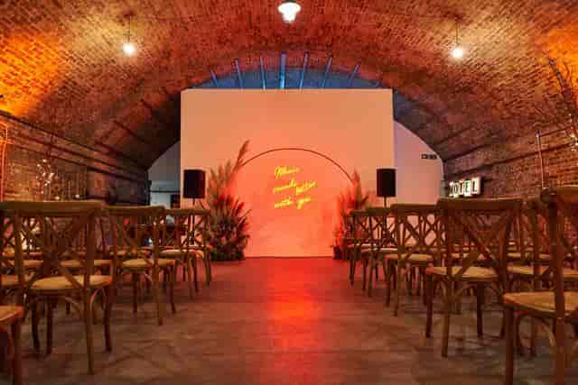 Wedding venue with arched brick ceiling, ideal for ceremonies and corporate events.