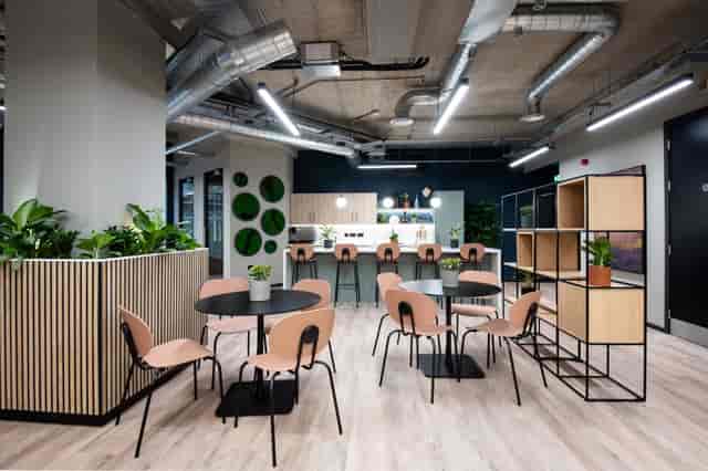 Modern meeting space in Wizu Workspace, ideal for collaboration and networking events.