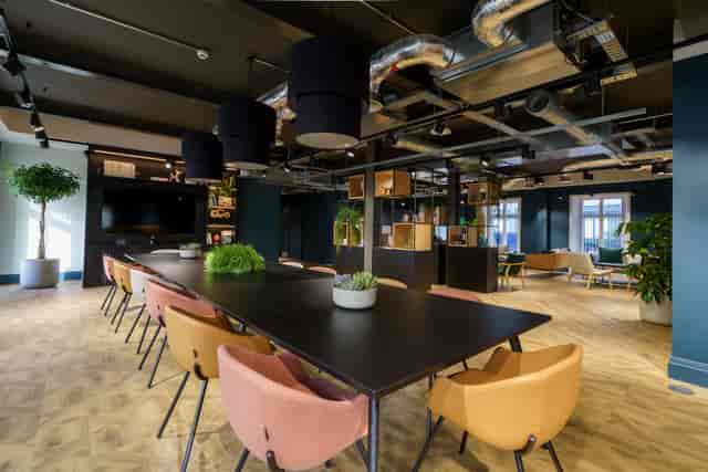 Modern meeting space with long table, ideal for workshops and events in Portland House.