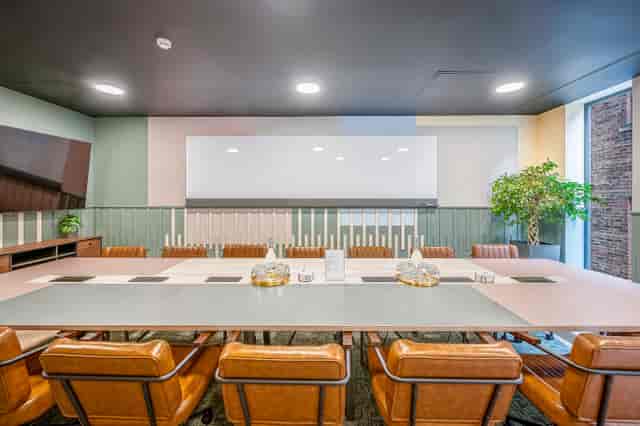 Modern meeting room in Wizu Workspace with large table, ideal for collaboration and brainstorming.