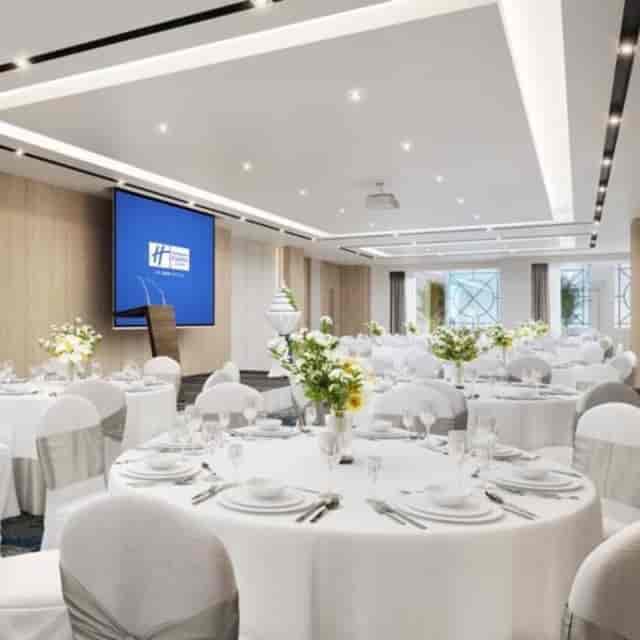Elegant event space with round tables, ideal for corporate meetings and banquets.