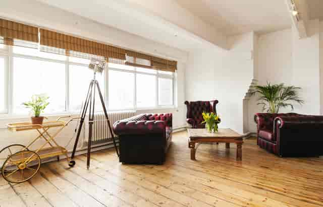 Stylish meeting room in E1 Studios with natural light and vintage decor for collaborative events.