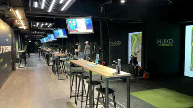 HUKD Golf simulator setup featuring high-end screens for indoor golf events and tournaments.