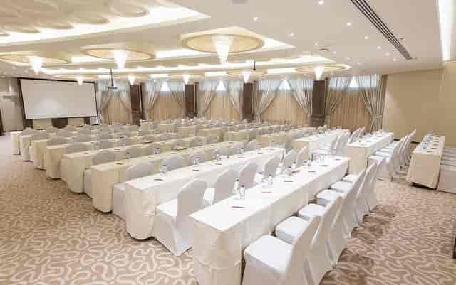 Diriyah Hall conference room with elegant lighting, ideal for meetings and workshops.