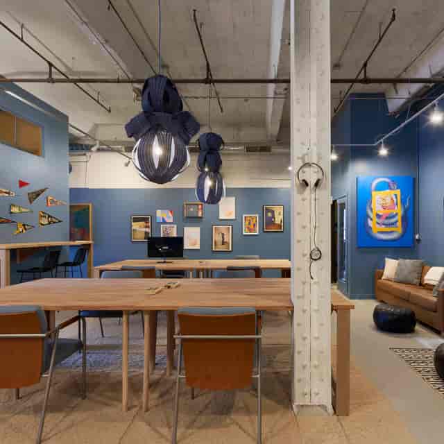 Modern meeting room with stylish decor, ideal for workshops and brainstorming sessions.