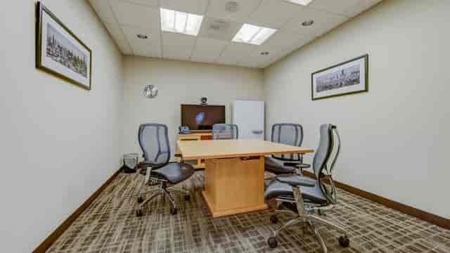 "Suite 500 meeting room with central table, ideal for professional gatherings and brainstorming."