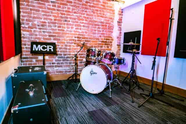 Vibrant drum studio with acoustic panels for music events and workshops.