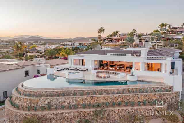 Luxury venue with infinity pool for corporate retreats and social gatherings.