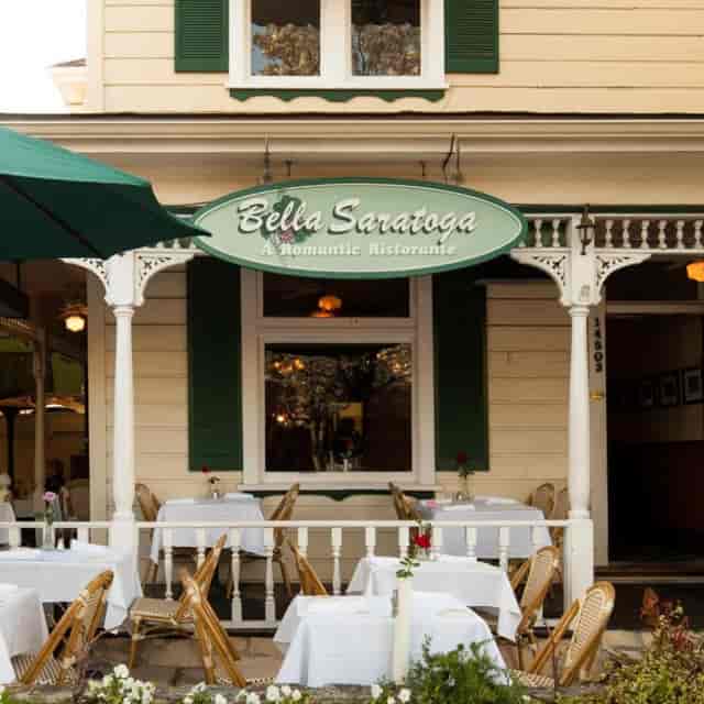 Outdoor dining at Bella Saratoga, featuring charming decor for intimate events.