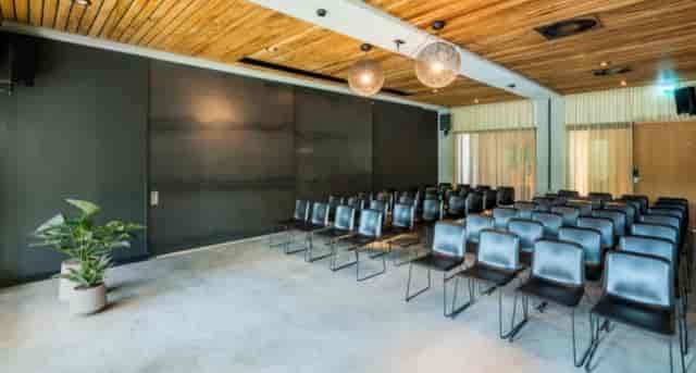 Modern meeting space in Hotel Arena with sleek chairs, ideal for workshops and presentations.