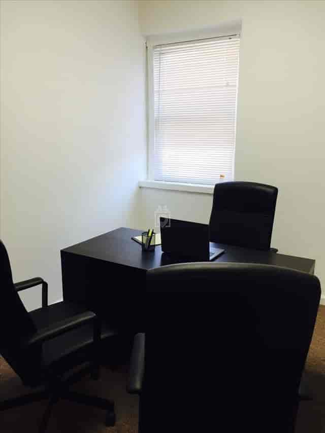 Minimalist meeting room in Lackawanna Offices, ideal for small consultations and brainstorming.
