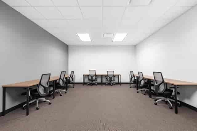 Versatile meeting room with ergonomic chairs for workshops and brainstorming sessions.