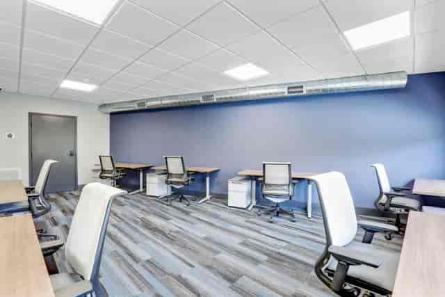 Modern meeting room with ergonomic chairs, perfect for workshops and team brainstorming.
