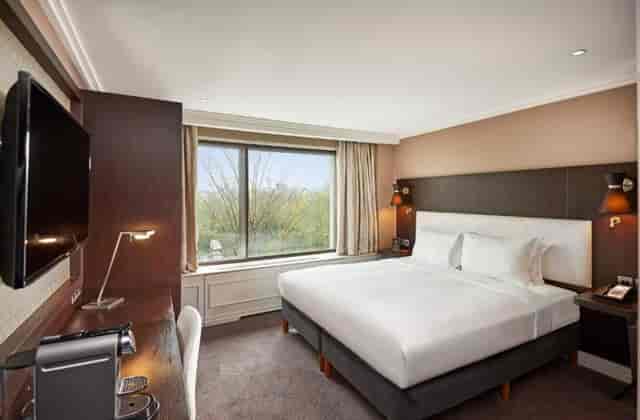Boardroom at DoubleTree by Hilton London - Hyde Park, modern design for meetings and events.