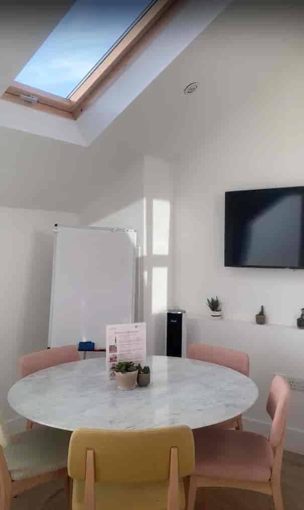 Modern meeting room with whiteboard, ideal for brainstorming sessions and discussions.