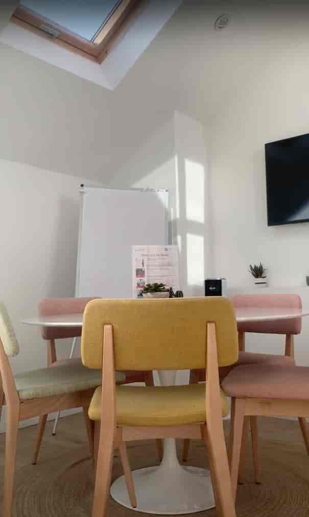 Bright meeting room with round table, perfect for workshops and brainstorming sessions.