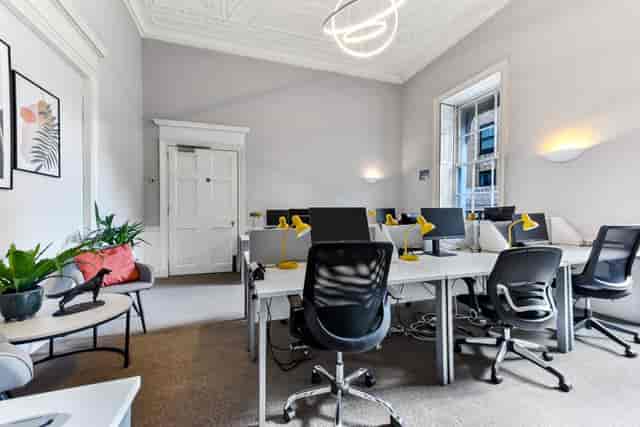 Modern workshop space with ergonomic furniture, ideal for team brainstorming sessions.