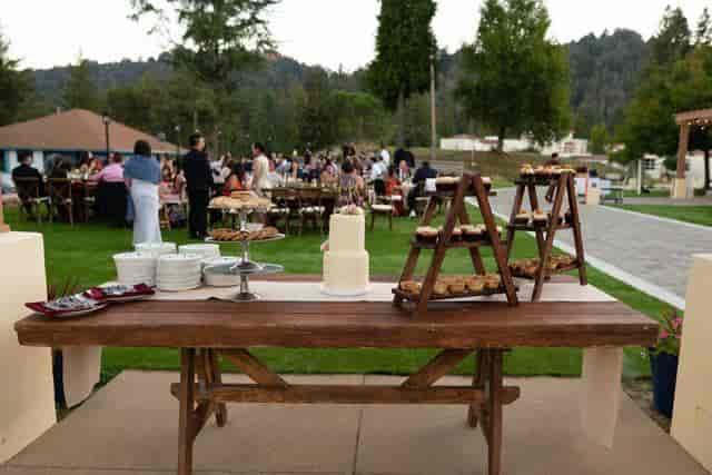 Outdoor reception area at Green Mountain Retreat with rustic table, ideal for weddings.