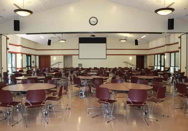 Orchard City Banquet Hall with round tables, ideal for banquets and workshops.