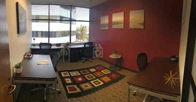 Modern training room with natural light, ideal for team meetings and brainstorming sessions.