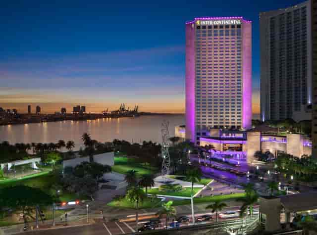 Spacious waterfront lawn at InterContinental Miami for upscale events and gatherings.