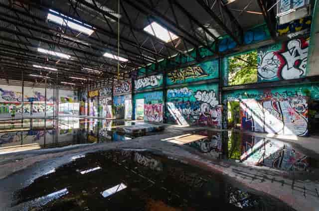 RC Cola Plant in Mana Wynwood: graffiti walls, ideal for art exhibitions and immersive events.
