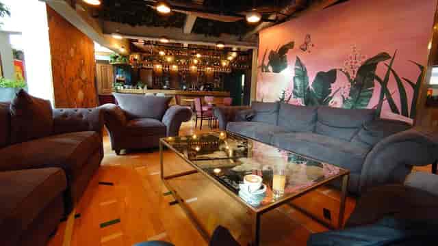 Stylish lounge area in Arboretum for informal meetings and networking events.