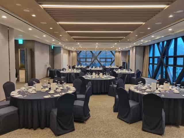 Meeting room 1+2 at voco Seoul Gangnam, elegant setup for corporate events and banquets.