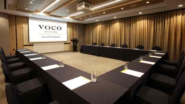 U-shaped meeting room in voco Seoul Gangnam, ideal for corporate events and presentations.