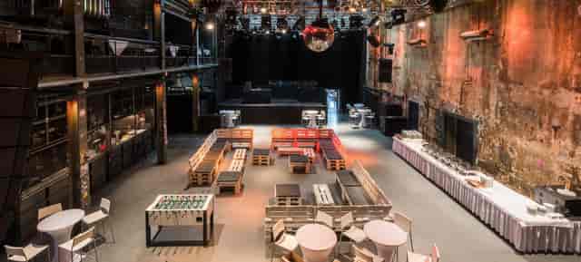 Palais in Kulturbrauerei: versatile event space with disco ball for corporate and social events.