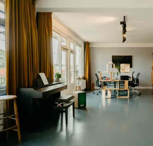 Penthouse meeting space with natural light, ideal for workshops and team-building events.