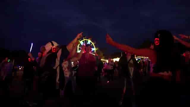 Silent Noize Festival: vibrant silent disco with colorful lights and ferris wheel.
