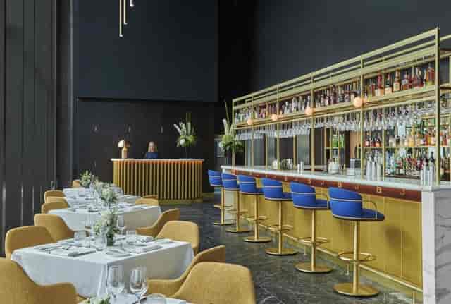Sophisticated bar and lounge in Orelle, ideal for upscale events and gatherings.