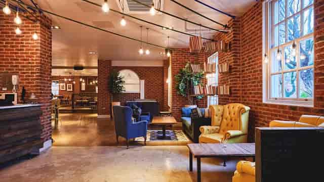 Stylish lounge in Saint Pauls House, perfect for networking events and meetings.