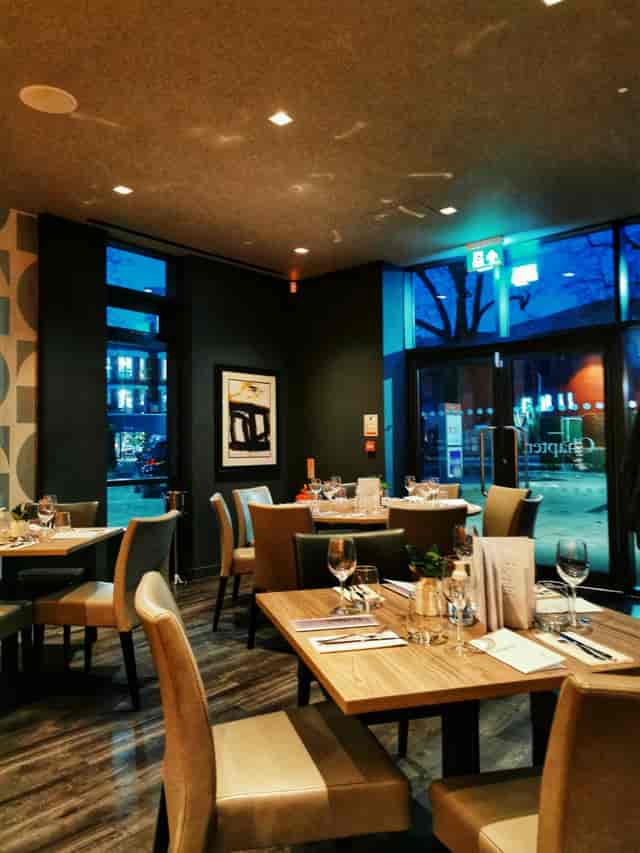 Stylish dining room with modern decor, ideal for intimate corporate events and networking dinners.