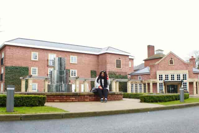 Elegant event venue for 40 with water feature, ideal for meetings and gatherings.