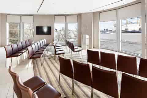 Modern meeting space in Radisson Blu, London with natural light for presentations and workshops.