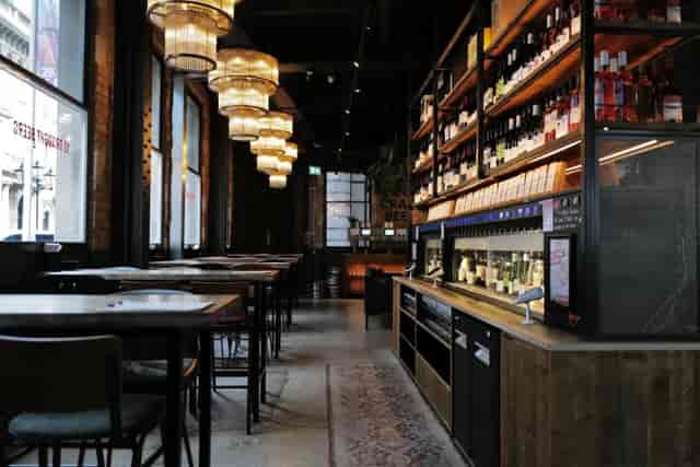 Lounge Bar in Iron House: modern decor, ideal for cocktail receptions and networking events.